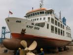 PROPELLER-KAPAL-Ilutrasi-AI-pekerja-sadang-memperbaiki-Propeller-kapal-BRR.jpg