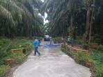 PT-Socfindo-Seumanyam-memperbaiki-jembatan-Alue-Pungkie.jpg