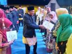Panitia-pelaksana-HUT-ke-26-Bireuen-serahkan-hadiah.jpg