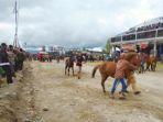 Para-joki-mengiring-kudanya-jelang-lomba-pacuan.jpg