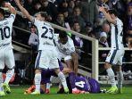 Para-pemain-Fiorentina-dan-Inter-Milan-memanggil-tim-medis.jpg