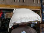 Pekerja-di-Pasar-Kota-Kualasimpang-memanggul-beras.jpg