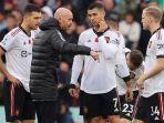 Pelatih-Man-United-Erik-ten-Hag-memberi-instruksi-kepada-Cristiano-Ronaldo.jpg