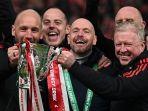 Pelatih-Manchester-United-Erik-ten-Hag-mengangkat-trofi-juara-Piala-Liga-Inggris-atau-Carabao-Cup.jpg