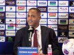 Pelatih-Timnas-Indonesia-Patrick-Kluivert-sedang-memberikan-keterangan-kepada-awak-media.jpg