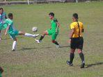 Pemain-Kutaraja-FC-Suak-dan-Rampineu-Tanoh-FC-Teupin-Gajah-berebut-bola.jpg
