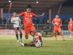 Pemain-Persiraja-Banda-Aceh-berebut-bola-dengan-pemain-Garudayaksa-Fc.jpg