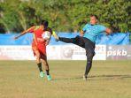 Pemain-Rudal-Lampuuk-mencoba-menghadang-laju-pemain-Lamsabang-FC.jpg