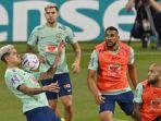 Pemain-Timnas-Brasil-mengikuti-latihan-di-Stadio.jpg