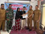 Penjabat-Pj-Keuchik-Pangi-Dr-Ahmad-Nasir-salurkan-santunan-kepada-penyandang-disabilitas.jpg
