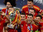 Penyerang-Spanyol-Alvaro-Morata-mengangkat-trofi-Euro-2024.jpg