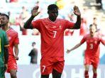 Penyerang-timnas-Swiss-Breel-Embolo-tak-melakukan-selebrasi-usai-menjebol-gawng-Kamerun.jpg