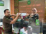 Penyidik-Kejari-Banda-Aceh-menyerahkan-berkas-perkara-terdakwa-kasus-dugaan-korupsi.jpg