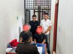 Penyidik-Satreskrim-Polres-Abdya-saat-menyerahkan-dua-tersangka-kasus-pencurian-AC.jpg