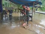 Personel-Koramil-11Kluet-Tengah-bersihkan-rumah-terdampak-banjir.jpg