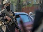 Personel-keamanan-Taliban-memeriksa-kendaraan-yang-melewati-checkpoint-di-Kabul-Afghanistan.jpg