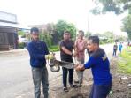 Petugas-BPBD-Aceh-Besar-melakukan-proses-evakuasi-terhadap-piton-yang-memangsa-ternak.jpg