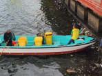 Petugas-DLHK-Sabang-sedang-membersihkan-sampah-laut.jpg