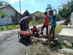 Petugas-Perumdam-Tirta-Aceh-Barat-Daya-Abdya-sedang-memperbaiki-pipa-distribusi.jpg