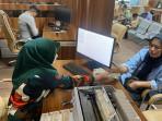 Petugas-Samsat-sedang-melayani-masyarakat-yang-datang-ke-Kantor-MPP-Kota-Langsa.jpg