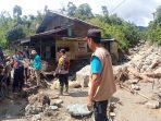 Petugas-membersihkan-bekas-banjir-bandang-di-Beutong-Ateuh-Nagan-Raya-Rabu.jpg
