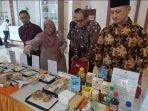 Petugas-saat-memperlihatkan-makanan-yang-akan-menjadi-menu-para-jamaah-haji.jpg