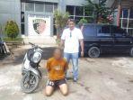 Petugas-saat-memperlihatkan-tersangka-dan-BB-1-unit-sepeda-motor-didisuga-hasil-curian.jpg
