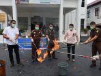 Pihak-Kejaksaan-Negeri-Aceh-Barat-memusnahkan-barang-bukti-tindak-pidana-umum.jpg