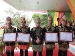 Pj-Bupati-Aceh-Besar-serahkan-penghargaan_.jpg