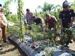Pj-Bupati-Aceh-Singkil-bersama-unsur-Forkopimda-panen-cabai-yang-ditanamkan-secara-tumpang-sari.jpg