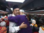 Pj-Bupati-Aceh-Tamiang-Asra-memeluk-seorang-jamaah-haji-yang-baru-tiba-dari-tanah-suci.jpg
