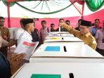 Pj-Bupati-memasukkan-surat-suara-ke-kotak-suara.jpg