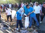 Pj-Gubernur-Aceh-kutip-sampah-saat-WCD.jpg