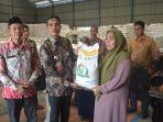 Pj-Wali-Kota-Langsa-Syaridin-SPd-MPd-saat-menyerahkan-beras-dari-CBP-di-Gudang-Bulog.jpg