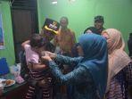 Pj-Wali-Kota-Langsa-Syaridin-bersama-Pj-Ketua-PKK-Kota-Langsa-Yunita-SKM-memberi-susu.jpg