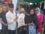 Pj-Wali-Kota-Langsa-Syaridin-saat-menyerahkan-bahan-sembako.jpg