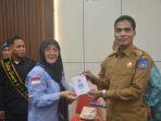 Pj-Wali-Kota-terima-kartu-bebas-stunting.jpg