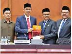 Plt-Sekda-Sampaikan-Raqan-RPJMA-2025-2029-di-DPRA.jpg