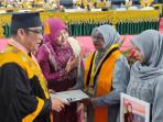 Tangis Haru di Wisuda PNL: Ijazah Safira Diserahkan untuk Sang Ibu