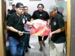 Polisi-mengevakuasi-jenazah-nenek-Amimah-Agama-72-yang-tewas-dibunuh-di-Medan.jpg