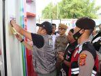 Polisi-pasang-stiker-di-SPBU-di-Aceh-Barat.jpg
