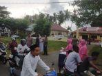 Polsek-Simpang-Tiga-bagi-bagi-takjil.jpg