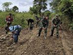 Prajurit-bangun-jalan-pedesaan-melalui-program-TMMD-ke-124.jpg