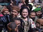 Presiden-Joko-Widodo-Jokowi-dan-Iriana-Jokowi-saat-menaiki-kereta-kencana.jpg