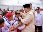 Presiden-Prabowo-Subianto-menyapa-anak-sekolah.jpg