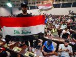 Pria-Irak-mengibarkan-bendera-nasional-saat-berkumpul-di-dalam-parlemen.jpg
