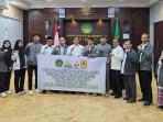 Prof-Dr-Mujiburrahman-Mag-berfoto-dengan-para-atletnya.jpg