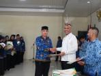 Prof-Herman-Fithra-menyerahkan-SK-Pegawai-Pemerintah-dengan-Perjanjian-Kerja.jpg