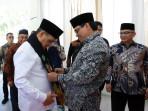 Prof-Mujiburrahman-pasangkan-syal-saat-menyambut-Wamenag-RI.jpg