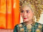 Profil-Steffy-Burase-Istri-Irwandi-Yusuf-yang-Viral-Duduk-di-Pelaminan-Bak-Pengantin-Baru.jpg